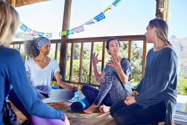 Women talking in hut during yoga retreat — Stock Photo
