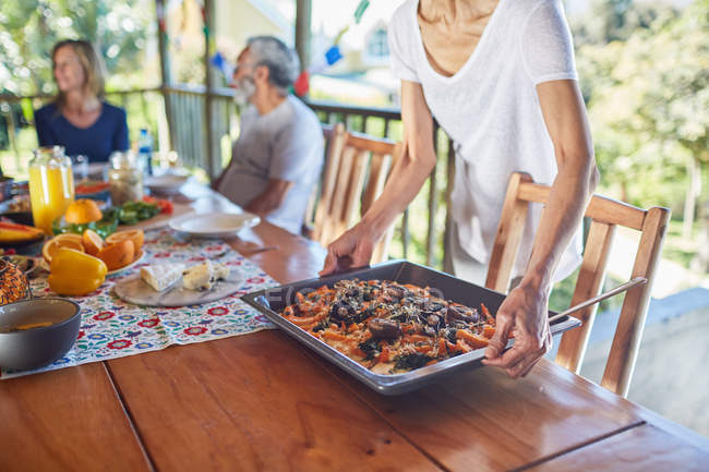 Frau stellt Essen in Hütte auf den Tisch — Stockfoto