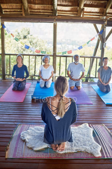 Femme menant la méditation dans la cabane pendant la retraite de yoga — Photo de stock