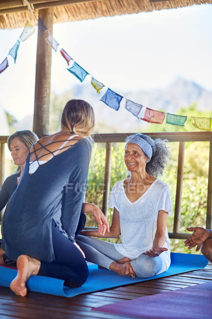 Istruttore donna che parla con studente in capanna durante il ritiro yoga — Foto stock