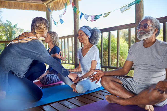 Clase de yoga meditando en la cabaña durante el retiro de yoga - foto de stock