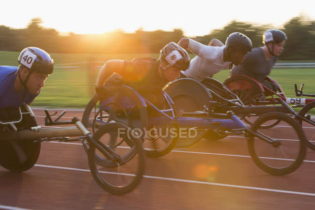 Querschnittsgelähmte rasen im Rollstuhlrennen über Sportstrecke — Stockfoto