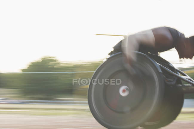 Querschnittsgelähmter Mann rast bei Rollstuhlrennen über Sportbahn — Stockfoto
