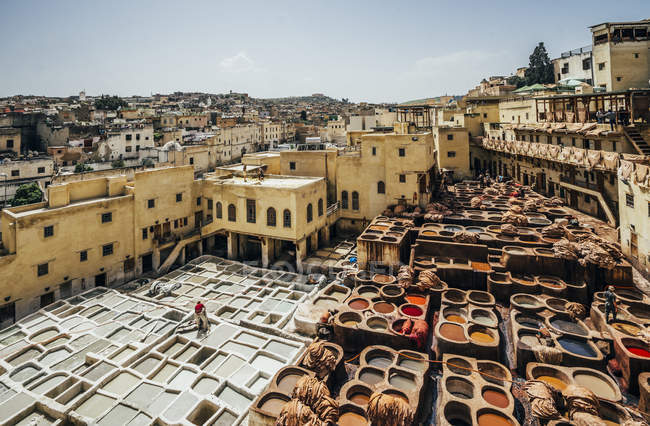 Vista panorámica de pozos de tinte de curtiduría de cuero, Fez, Marruecos - foto de stock