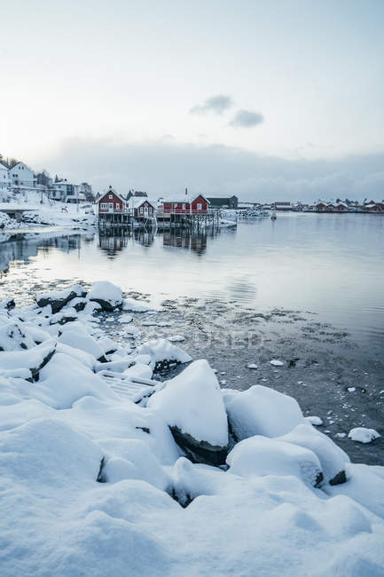 Scenic snowy view waterfront fishing village, Reine, Lofoten Islands, Norvège — Photo de stock