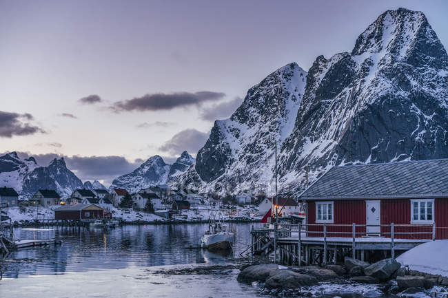 Ruhiges Fischerdorf unter schneebedeckten Bergen, reine, erhabene Inseln, Norwegen — Stockfoto