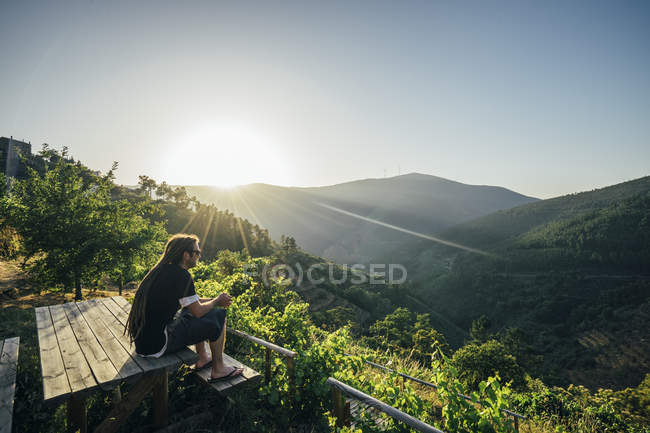 Людина користуються Сонячний, ідилічний пейзажний вид, час de Egua, Португалія — стокове фото