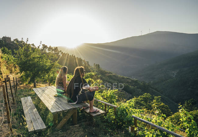 Coppia che gode di soleggiata, idilliaca vista sulla collina, Chas de Egua, Portogallo — Foto stock