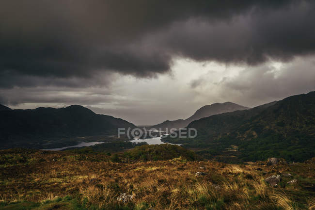 Nuvens de tempestade minosas sobre a paisagem remota, Kerry, Irlanda — Fotografia de Stock
