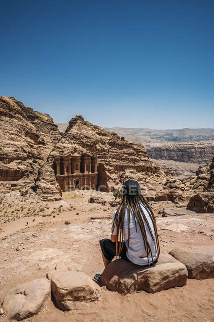 Male traveler with dreadlocks visiting ruins, Petra, Jordan — Stock Photo