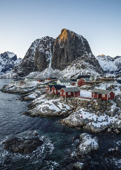 Спокійна сніг крита waterfront рибальського села і скелями, Hamnoy, прибуття островів, Норвегії — стокове фото