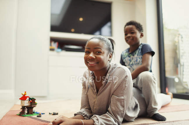 Retrato feliz mãe e filho na sala de estar sofá — Fotografia de Stock