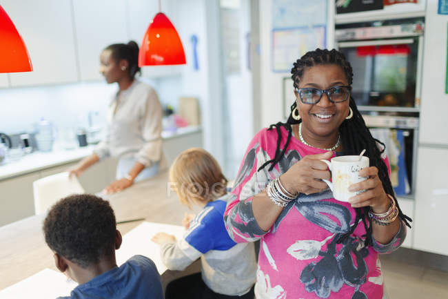 Retrato sonriente mujer bebiendo café en la cocina - foto de stock