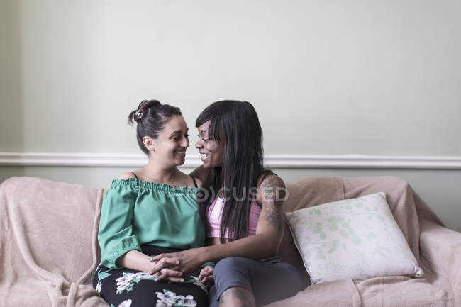 Affettuosa coppia lesbica sul divano — Foto stock