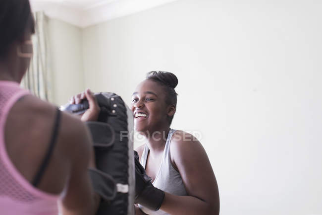 Chica feliz boxeo con madre - foto de stock
