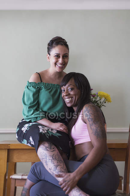 Portrait confident, affectionate lesbian couple with tattoos — Stock Photo