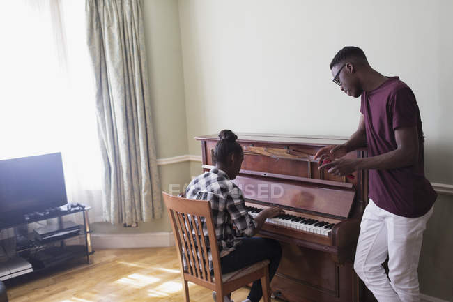 Irmão e irmã tocando piano — Fotografia de Stock