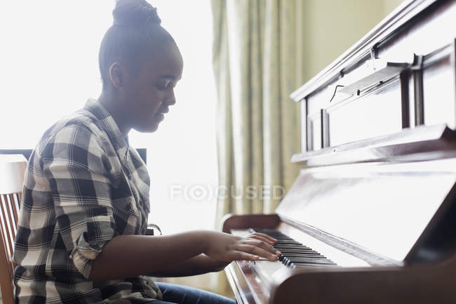 Adolescente menina tocando piano — Fotografia de Stock