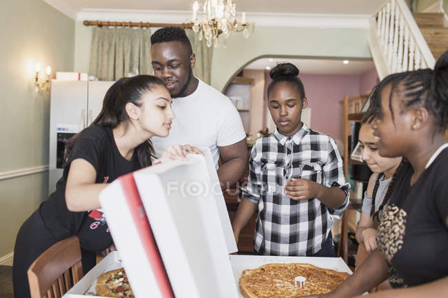Teenage siblings eating pizza — Stock Photo