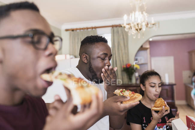 Братья-подростки едят пиццу — стоковое фото