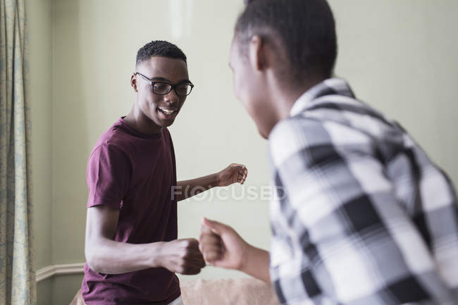 Adolescentes irmãos fazendo aperto de mão secreto — Fotografia de Stock
