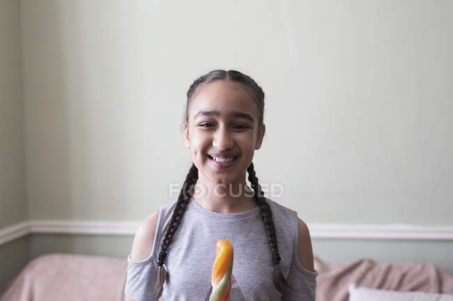 Retrato sorrindo, confiante tween menina comer gelo com sabor — Fotografia de Stock