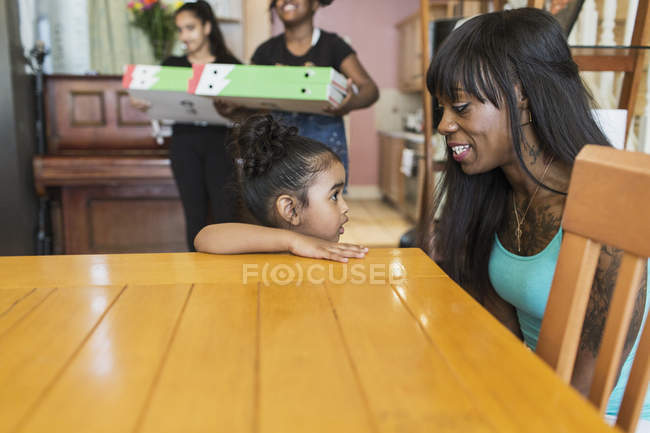 Мать и дочь малыша в столовой — стоковое фото
