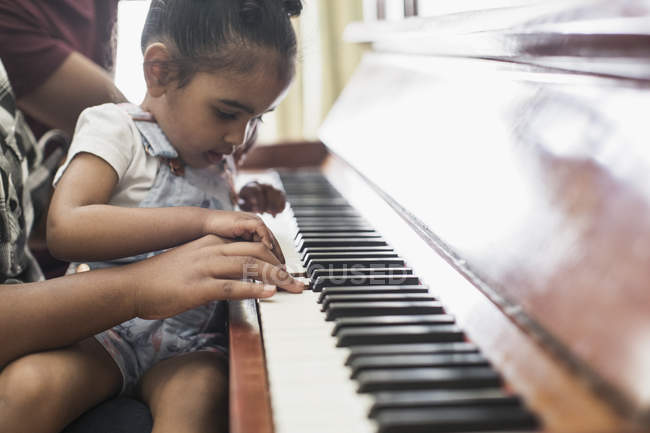 Neugieriges Kleinkind spielt Klavier — Stockfoto