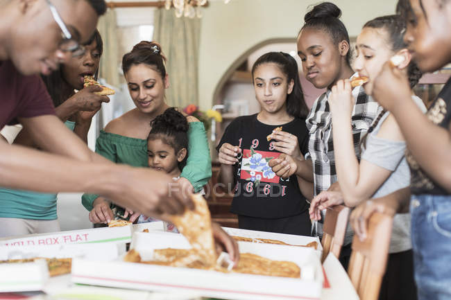 Семья ест пиццу дома — стоковое фото