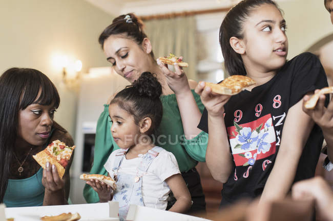 Lésbicas casal e filhas comer pizza — Fotografia de Stock
