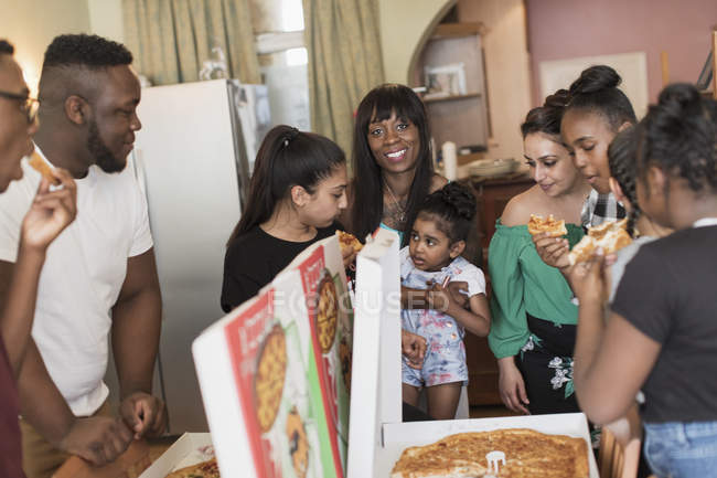 Familie genießt Pizza zu Hause — Stockfoto