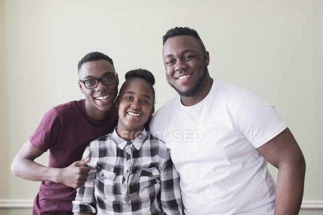 Retrato feliz, confiante adolescentes irmãos e irmã — Fotografia de Stock