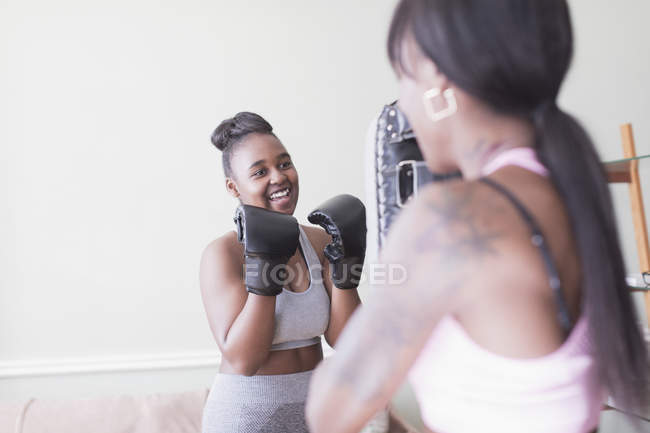 Mother and daughter boxing — Stock Photo