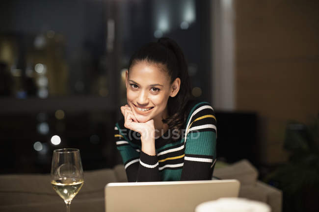 Retrato mulher confiante beber vinho branco no laptop — Fotografia de Stock