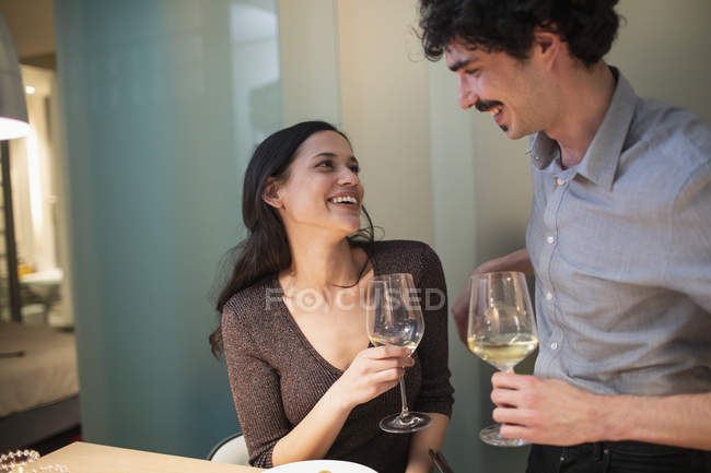 Pareja feliz bebiendo vino blanco - foto de stock