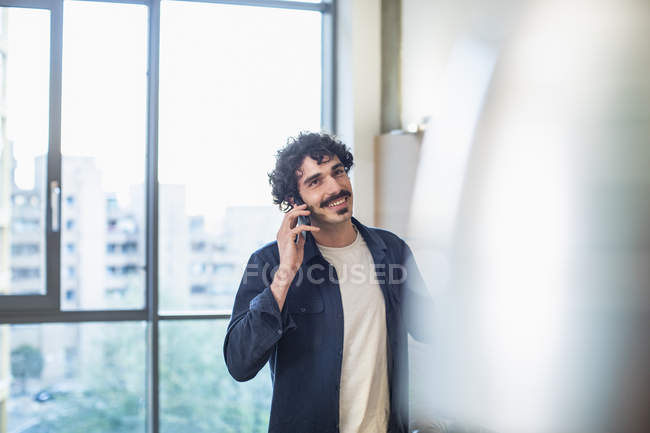 Uomo sorridente che parla su smart phone — Foto stock