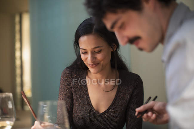 Pareja cenando con palillos - foto de stock