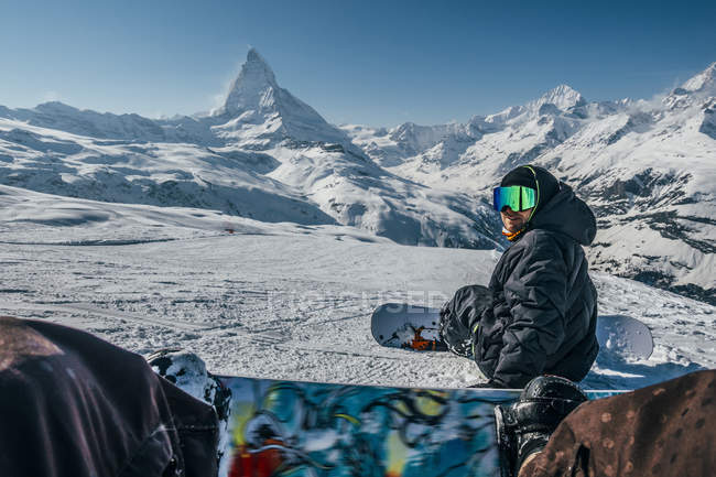 Point de vue personnel snowboarders sur piste de ski enneigée, Zermatt, Suisse — Photo de stock
