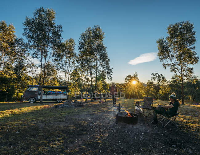 Pareja de camping en idílico campo, Montañas Azules, Australia - foto de stock