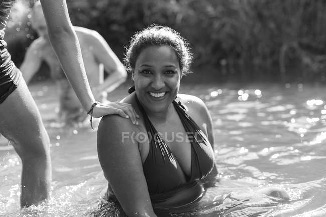 Retrato mujer feliz nadando en el río - foto de stock