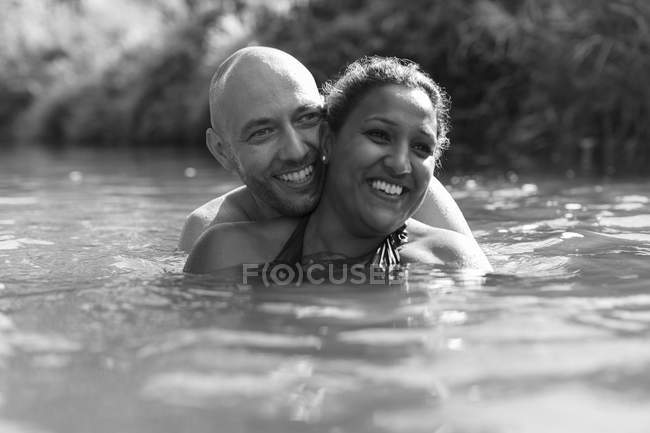 Casal feliz nadando no rio — Fotografia de Stock