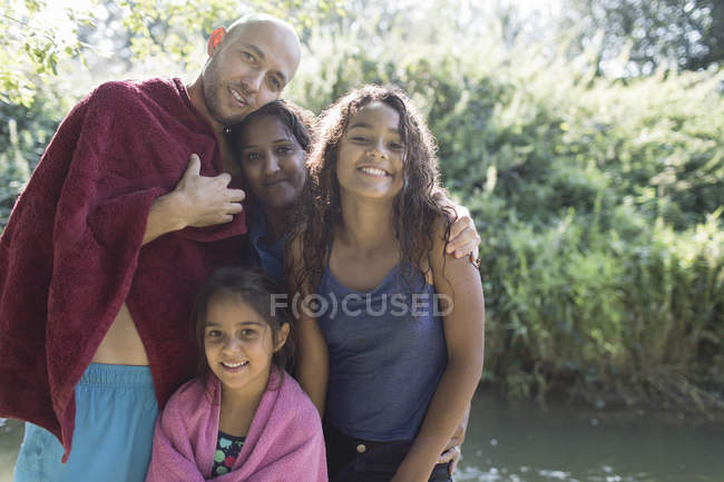 Портрет счастливой семьи на солнечном берегу реки — стоковое фото