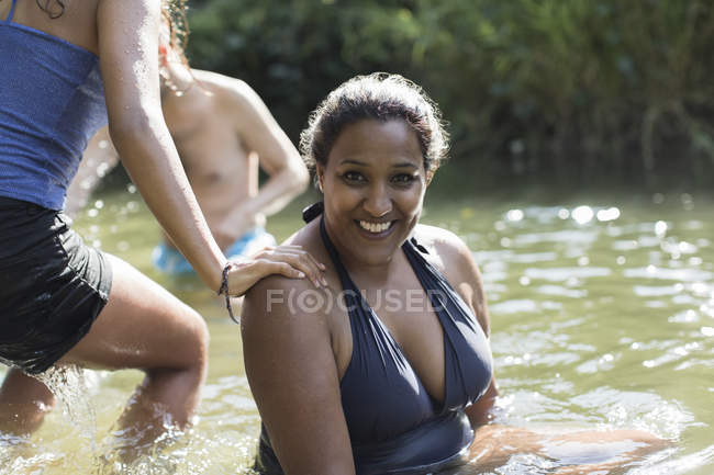 Retrato sorridente mulher relaxante no rio ensolarado — Fotografia de Stock