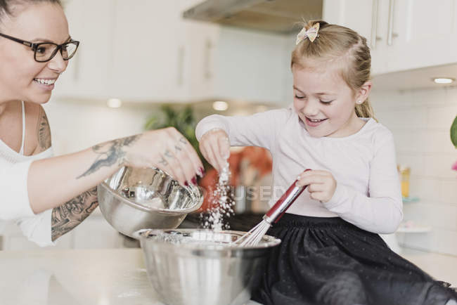 Madre e figlia cuocere in cucina — Foto stock