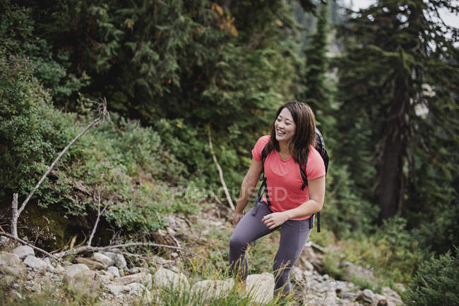 Felice giovane donna escursioni nei boschi — Foto stock