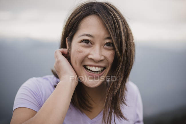 Retrato feliz, mujer joven confiada - foto de stock