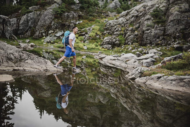 Man hiking over water, Dog Mountain, BC, Canada — Stock Photo
