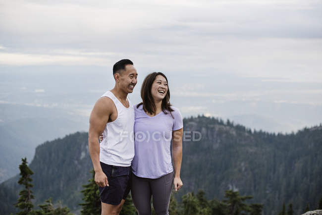 Happy couple hiking on mountaintop — Stock Photo
