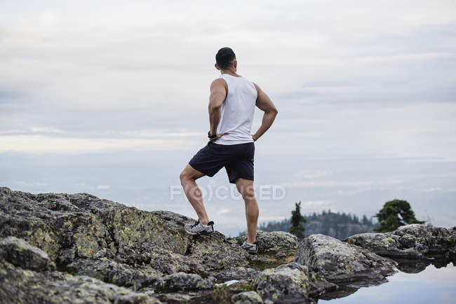 Escursionista di sesso maschile che riposa sulla montagna, Dog Mountain, BC, Canada — Foto stock