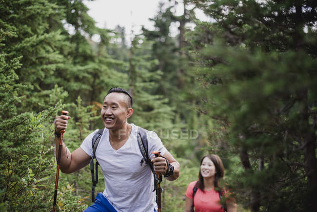 Casal feliz caminhadas na floresta — Fotografia de Stock
